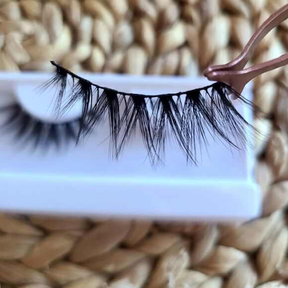 3D Mink Eyelash Extensions  - Picture 2 of 3